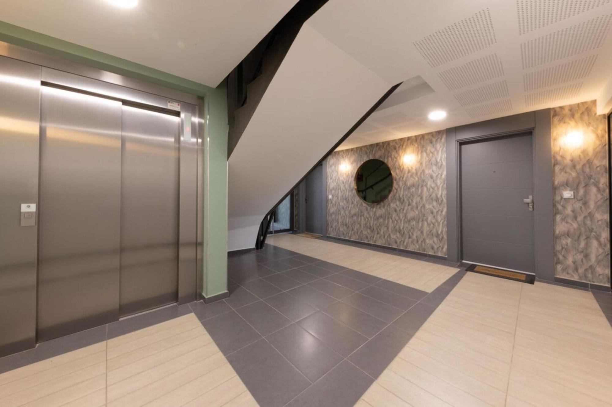 06ah - Superb Waterfront T2 - Swimming Pool *