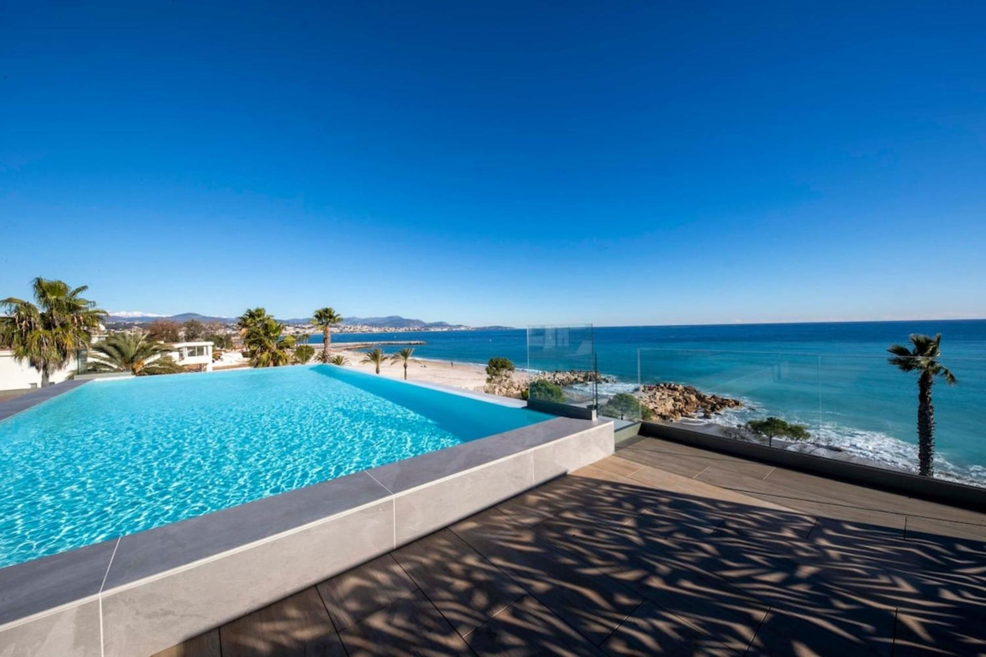 06ah - Superb Waterfront T2 - Swimming Pool *