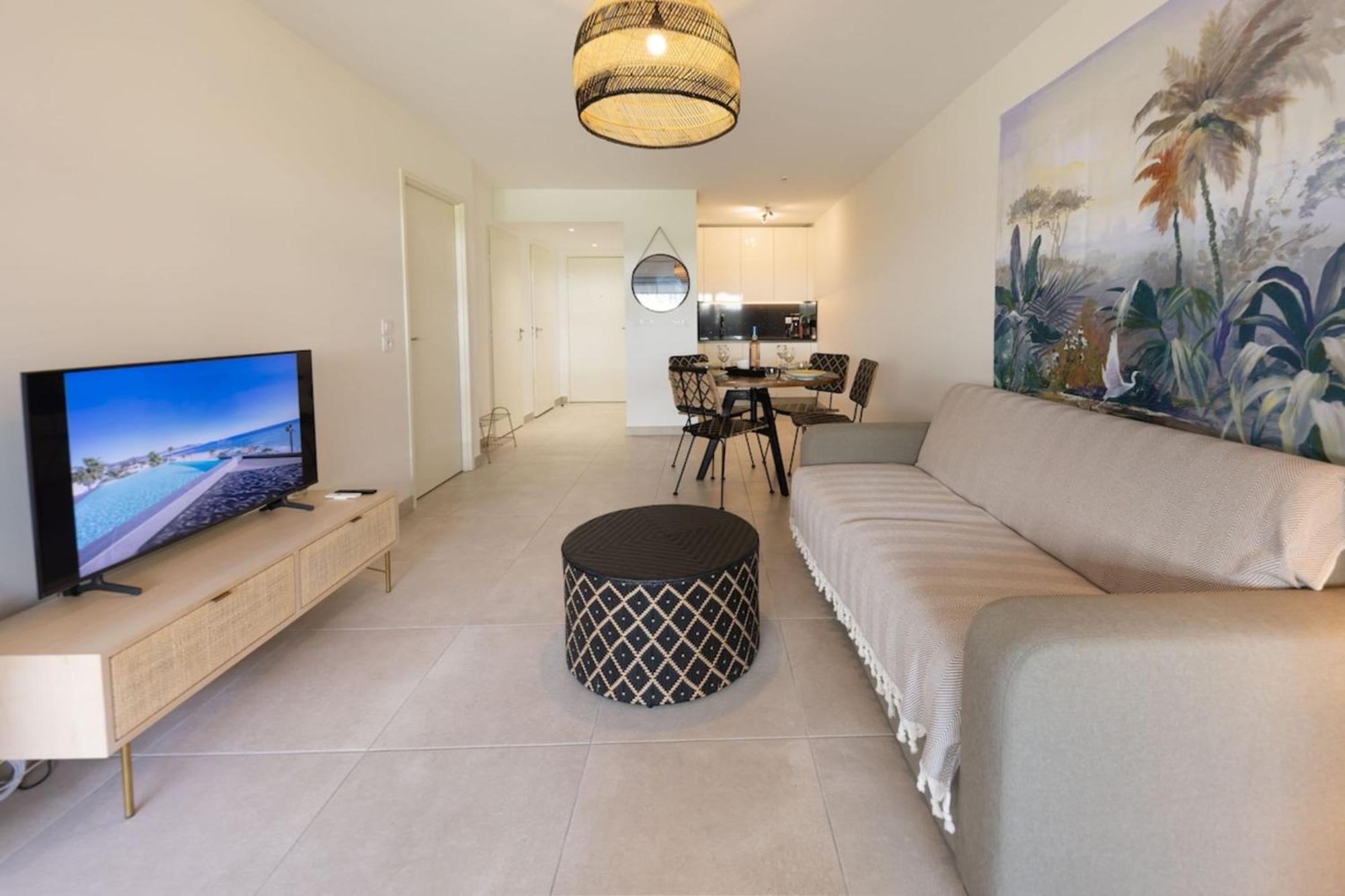 06ah - Superb Waterfront T2 - Swimming Pool